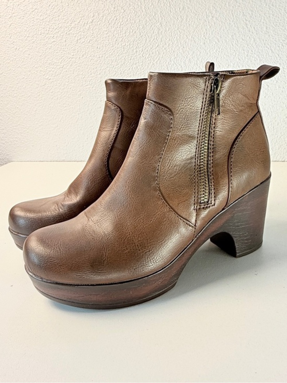 B. O. C.  Brown Leather Platform Ankle Boots wWomens Size 10 Side Zip boho boots